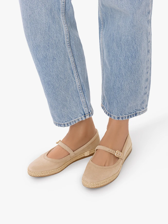 Sandfarbene Velours-Espadrilles mit Riemen