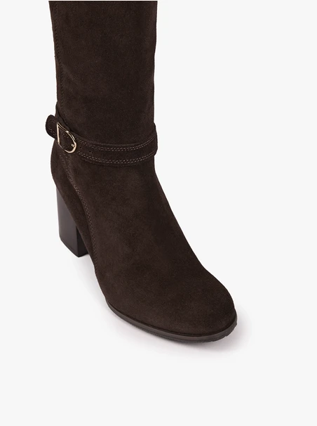 Dunkelbraune Stiefel mit Schnalle am Schaft