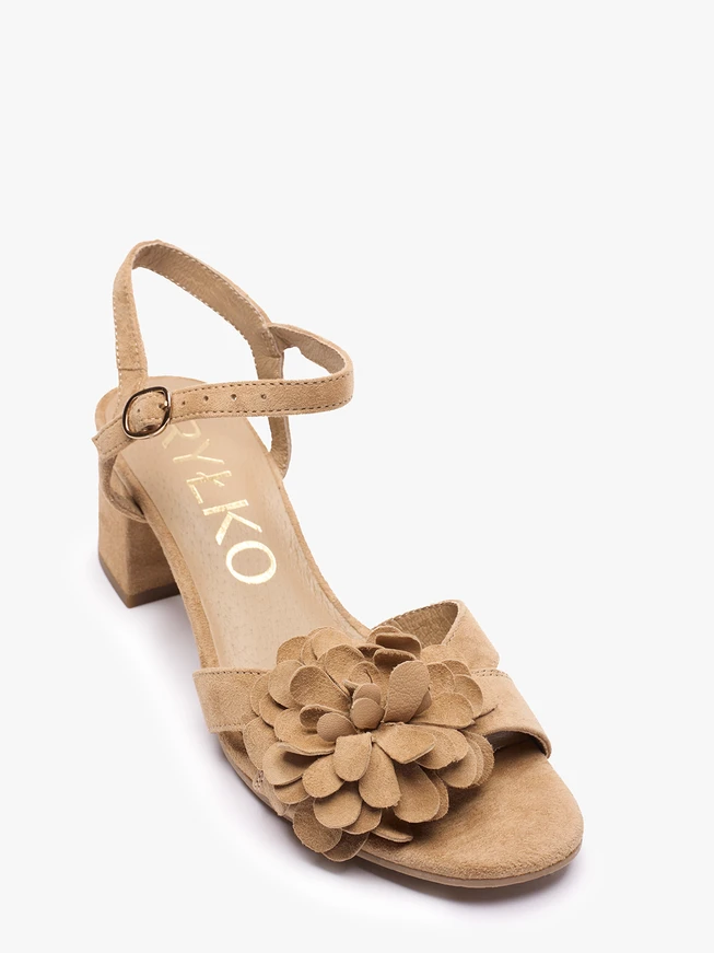 Beigefarbene Sandalen mit Blumenabsätzen