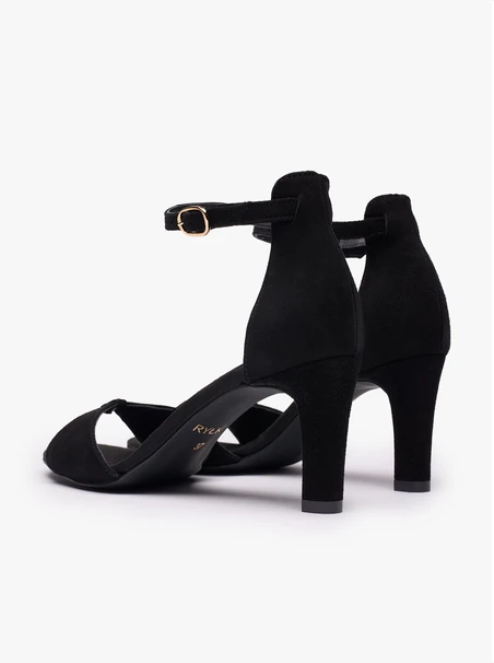 Schwarze hochhackige Sandalen
