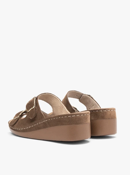 Braune Flip-Flops auf Plattformen mit zwei Riemen