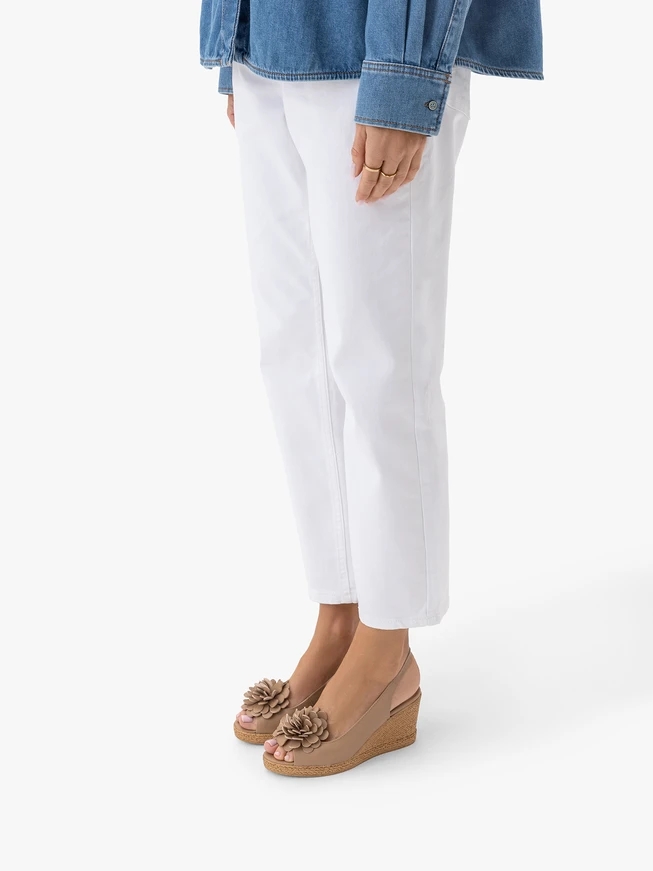 Beigefarbene Sandalen mit Blumenabsätzen