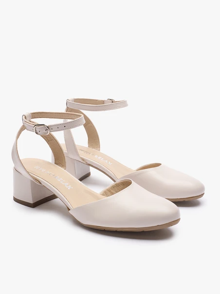 Cremefarbene Pumps aus Leder für die Braut