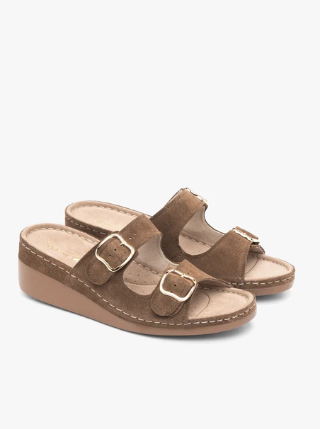 Braune Flip-Flops auf Plattformen mit zwei Riemen