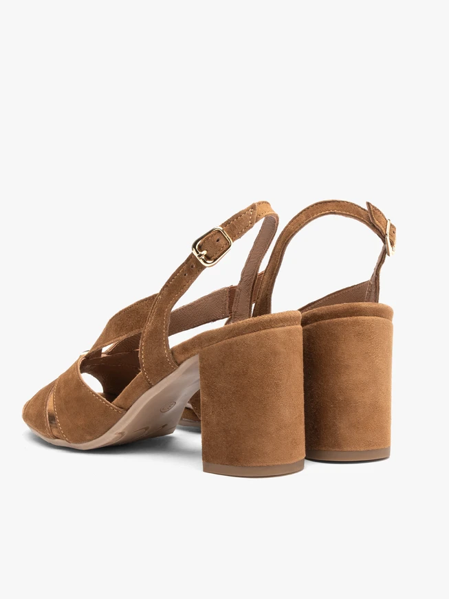 Hellbraune Sandalen mit Verzierung