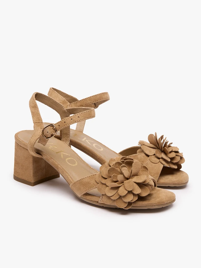 Beigefarbene Sandalen mit Blumenabsätzen