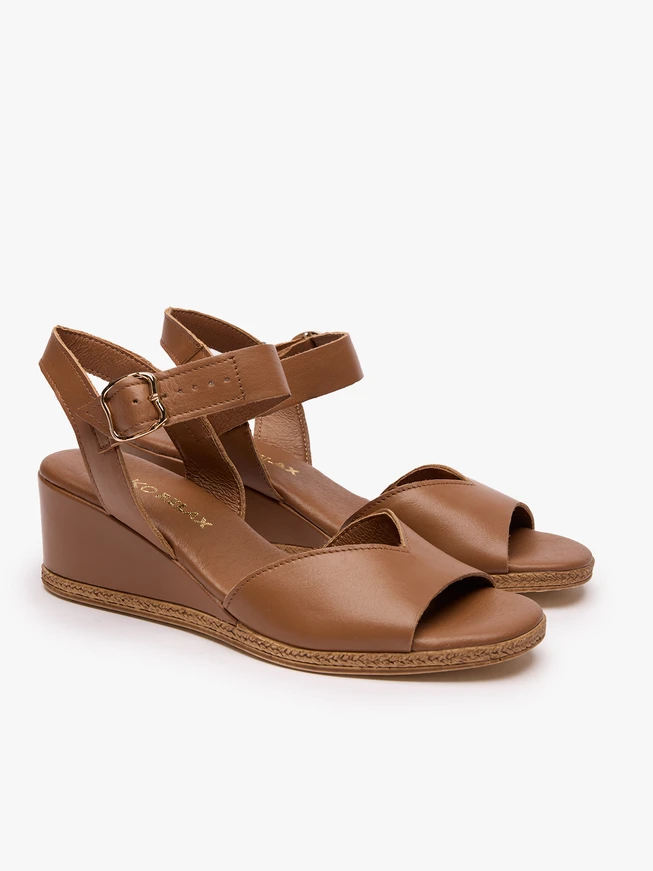 Braune Plateausandalen