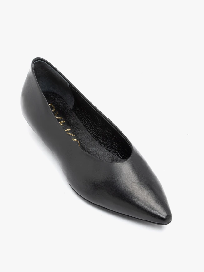 Black ballerinas with pointed nose