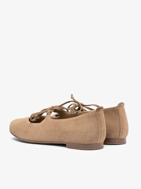 Hellbraune Schnür-Ballerinas