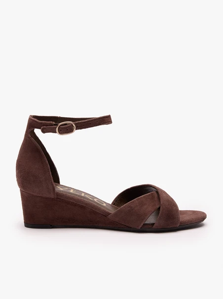 Braune Plateausandalen