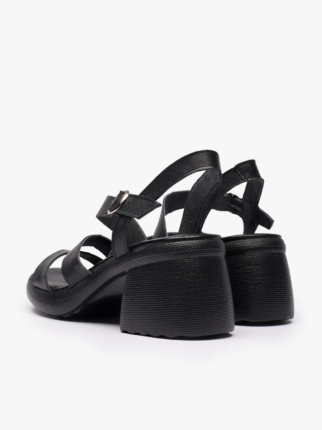 Schwarze Sandalen aus genarbtem Leder