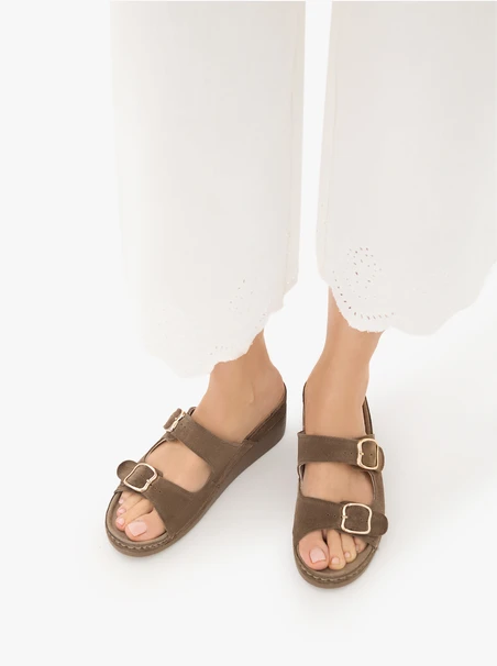 Braune Flip-Flops auf Plattformen mit zwei Riemen