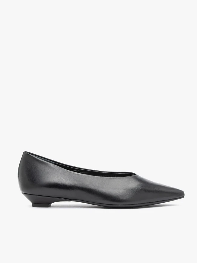 Black ballerinas with pointed nose