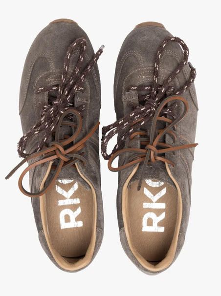 Graue Veloursleder-Sporthalbschuhe