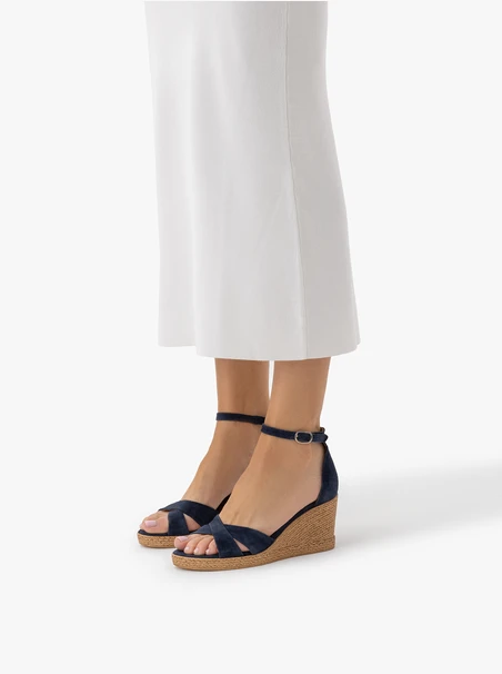 Marineblaue Plateausandalen