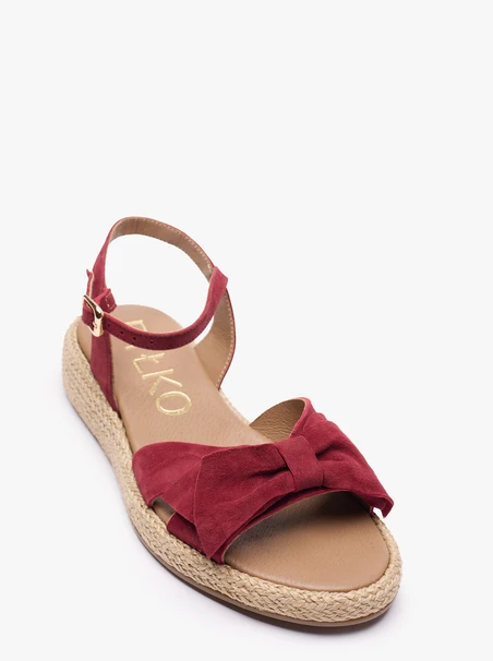 Kastanienbraune Schleifen-Sandalen