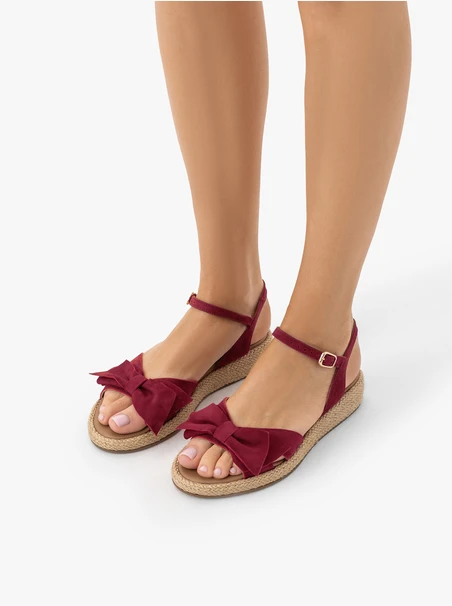 Kastanienbraune Schleifen-Sandalen