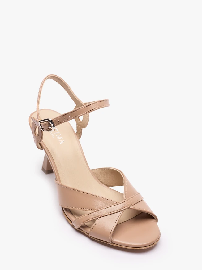 Beigefarbene hochhackige Sandalen