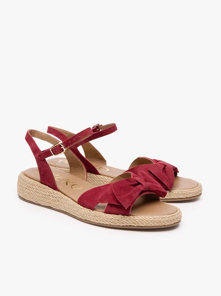 Kastanienbraune Schleifen-Sandalen