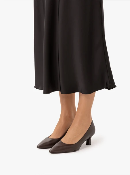 Brown grain leather pumps with stiletto heel