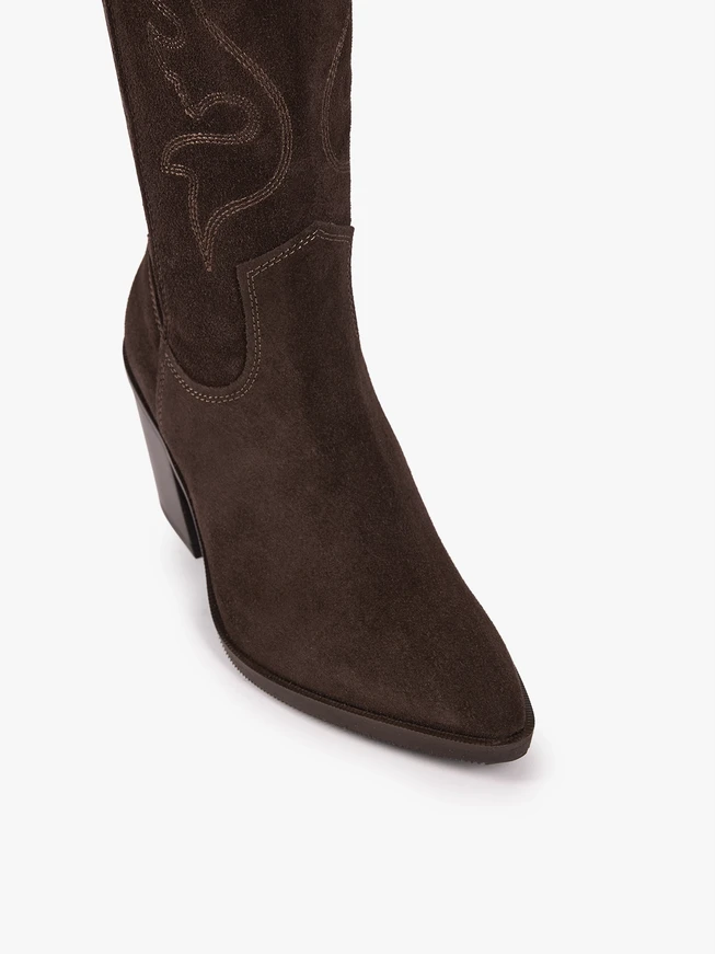 Braune genähte Cowboystiefel