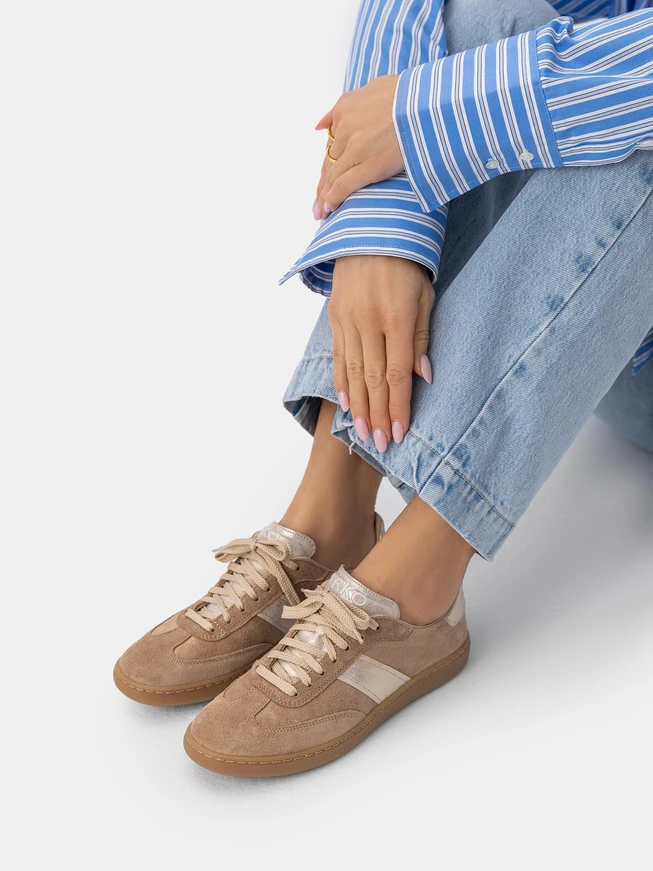 Sandfarbene Sportschuhe mit einem Platinstreifen
