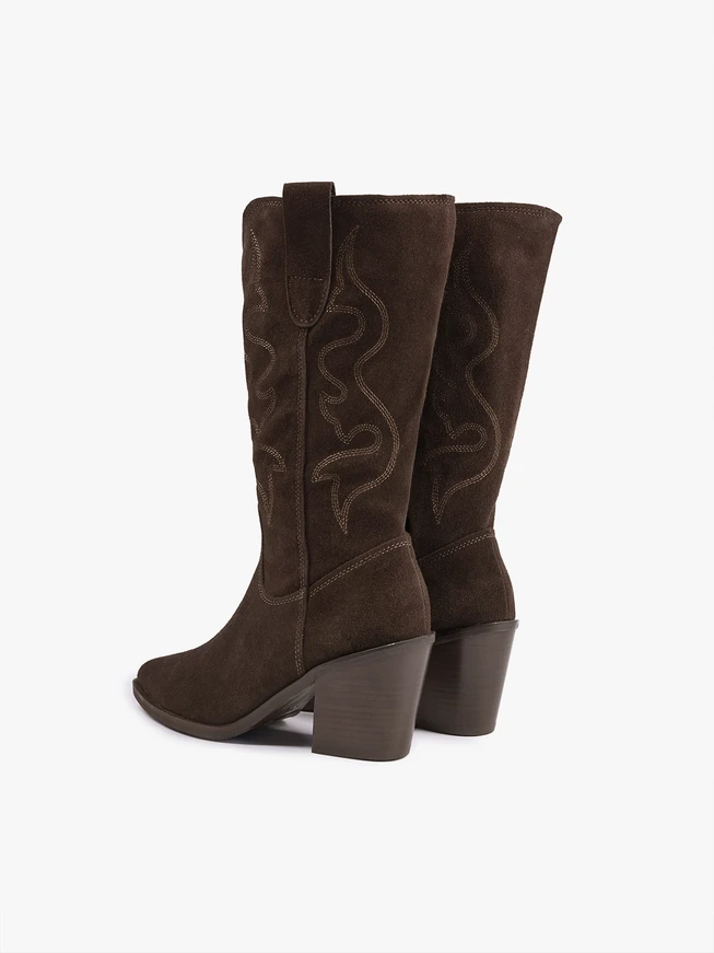 Braune genähte Cowboystiefel