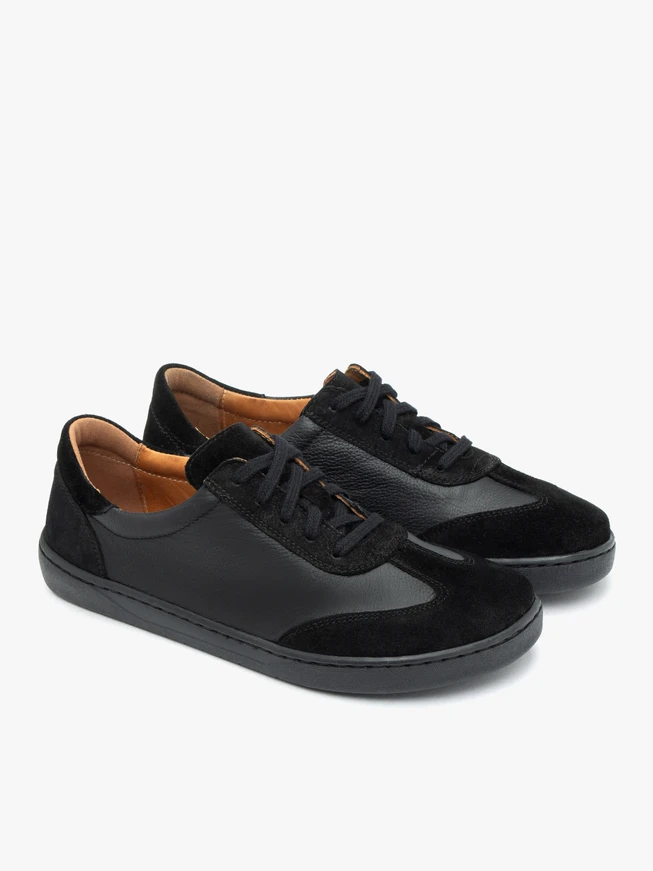 Schwarze Halbstiefel aus genarbtem Leder und Velours