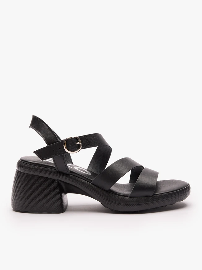 Schwarze Sandalen aus genarbtem Leder