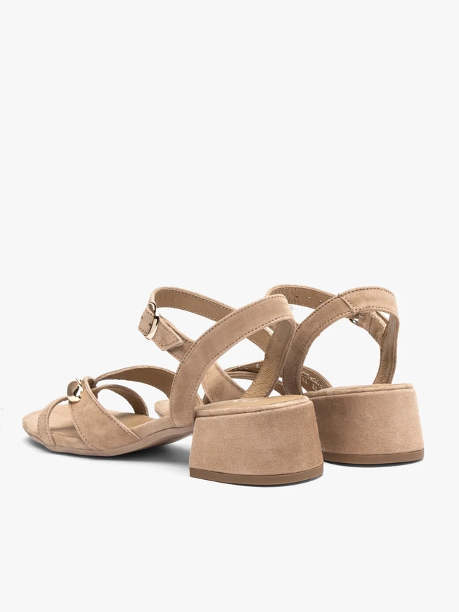 Hellbraune Flip Flops mit niedrigem Absatz und Verzierung
