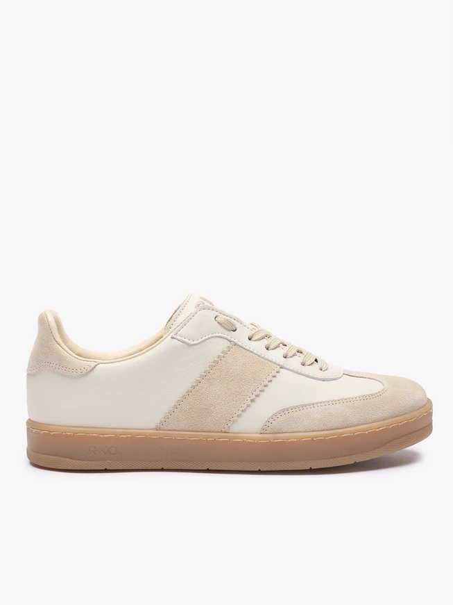 Cremefarbene Sporthalbschuhe zum Schnüren