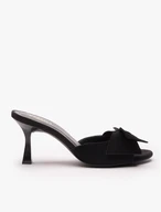 Schwarze Flip-Flops mit Schleife