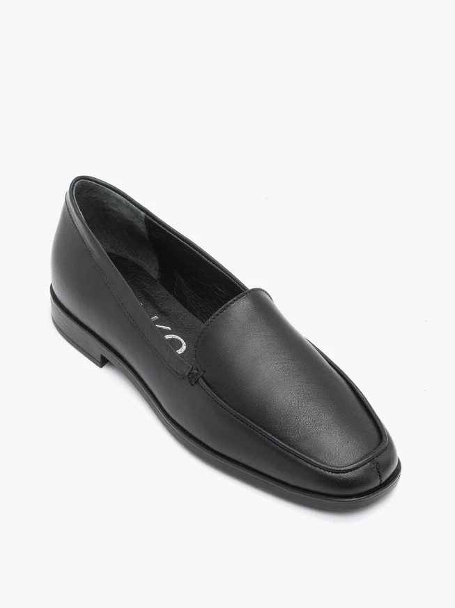 Black elegant grain leather moccasins