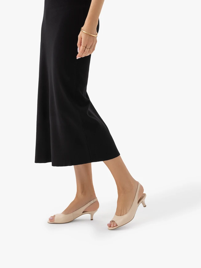 Cremefarbene absatzlose Pumps