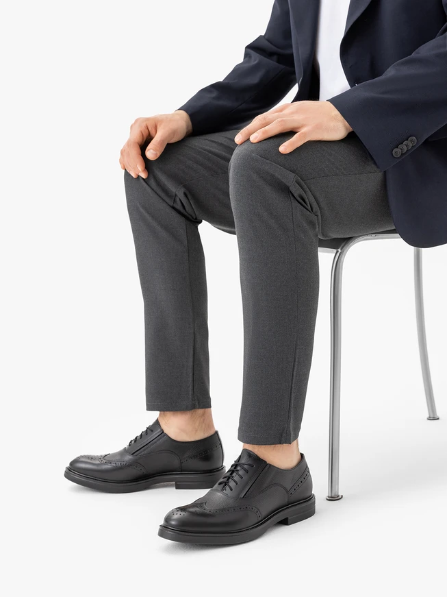 Schwarze Halbschuhe aus Leder zum Schnüren