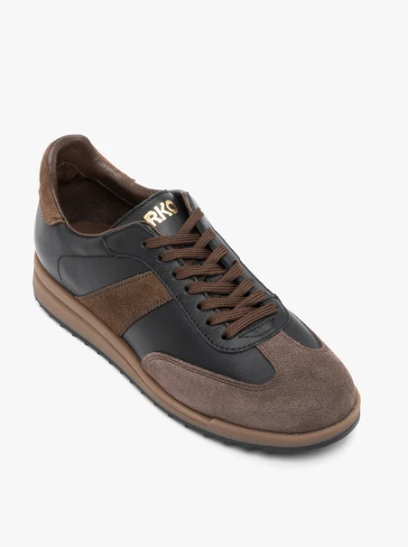 Schwarze und braune Sporthalbschuhe