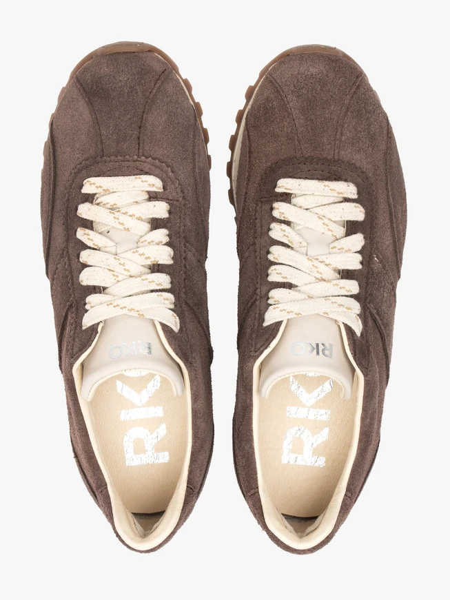 Braune und cremefarbene Sporthalbschuhe