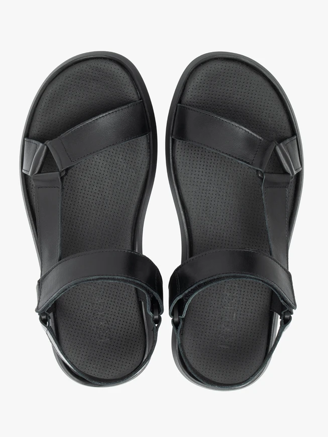 Schwarze Sandalen aus genarbtem Leder