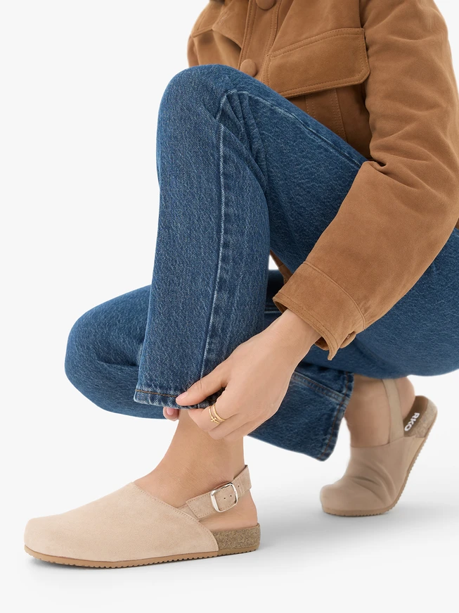Beige Pantoletten mit Velourslederriemen