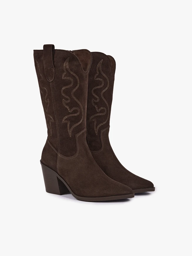 Braune genähte Cowboystiefel
