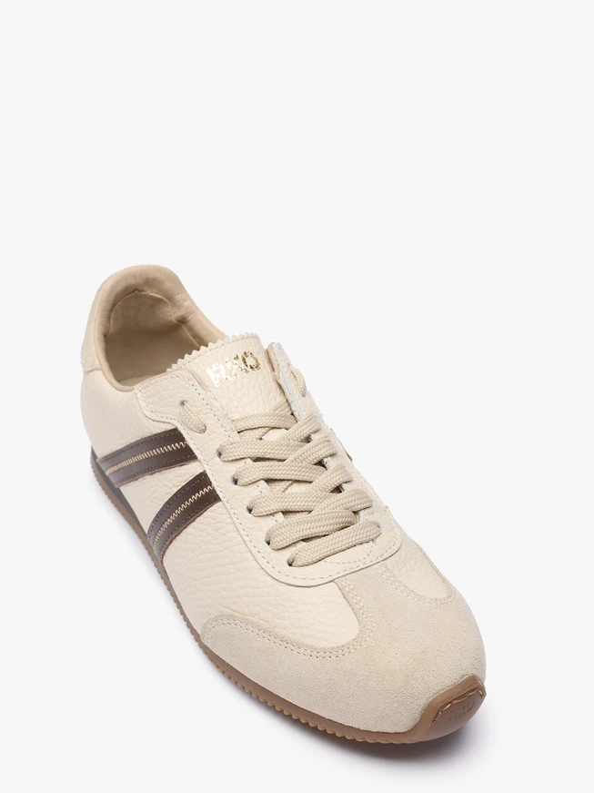 Cremefarbene Sporthalbschuhe mit braunem Riemen