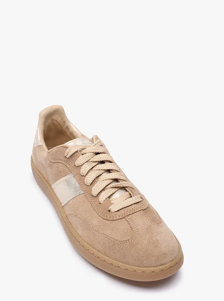 Piaskowe buty sportowe z platynowym paskiem