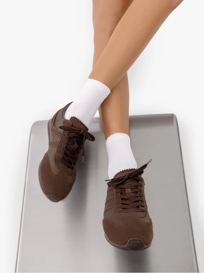Braune Sporthalbschuhe