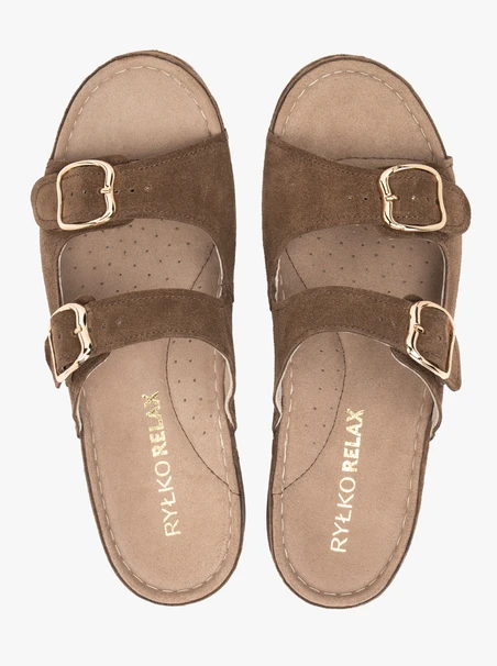 Braune Flip-Flops auf Plattformen mit zwei Riemen