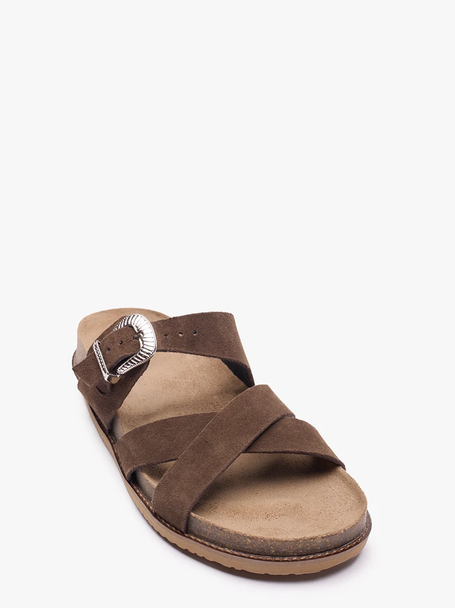 Dunkelbraune Flip-Flops mit dekorativen Schnallenverzierungen