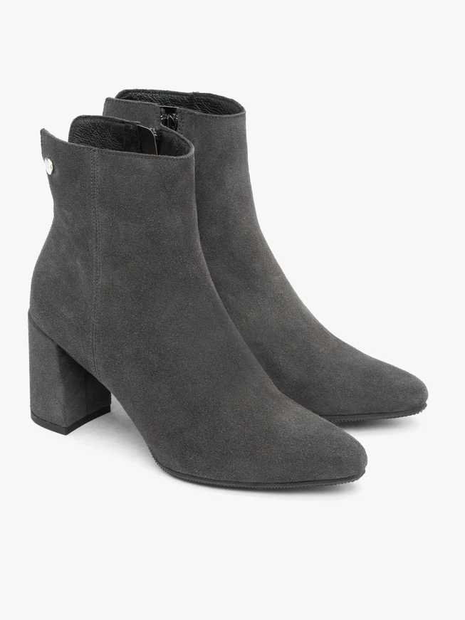 Graue Veloursstiefel mit Absatz