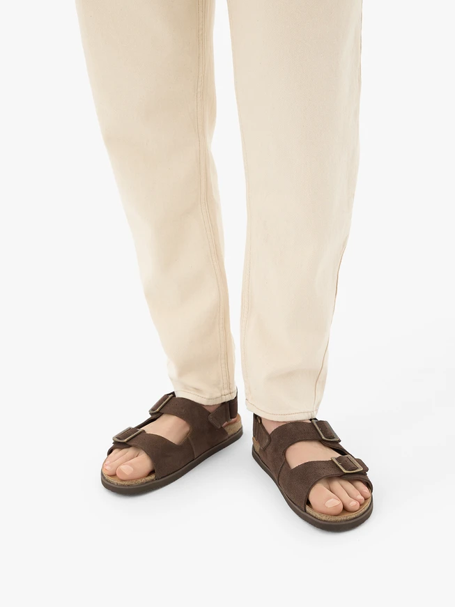 Sandalen aus braunem Veloursleder