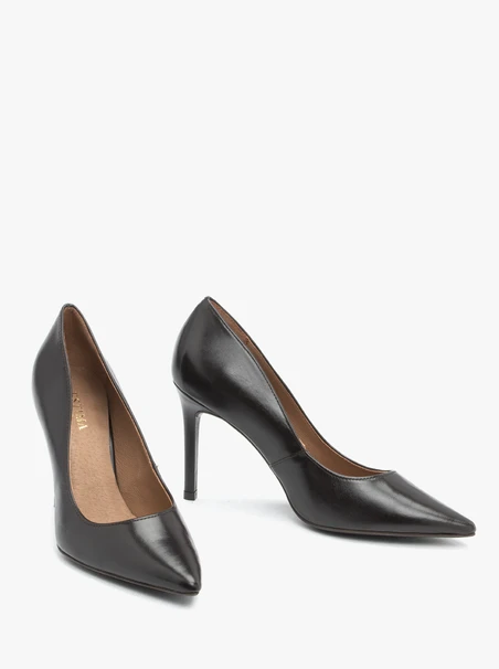 Dunkelbraune Pumps mit Absatz aus genarbtem Leder