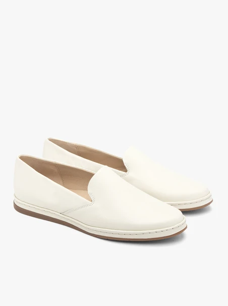 Mokassins aus genarbtem Leder in Creme und Weiß