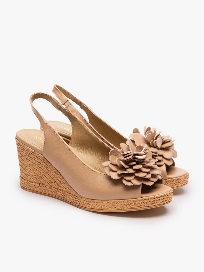 Beigefarbene Sandalen mit Blumenabsätzen
